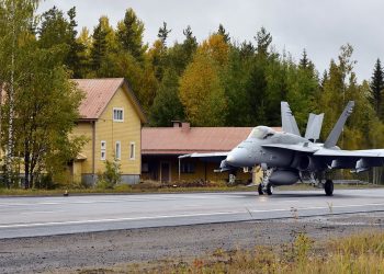 Finlandiya savaş uçağı tatbikatı için otoyolu kapattı