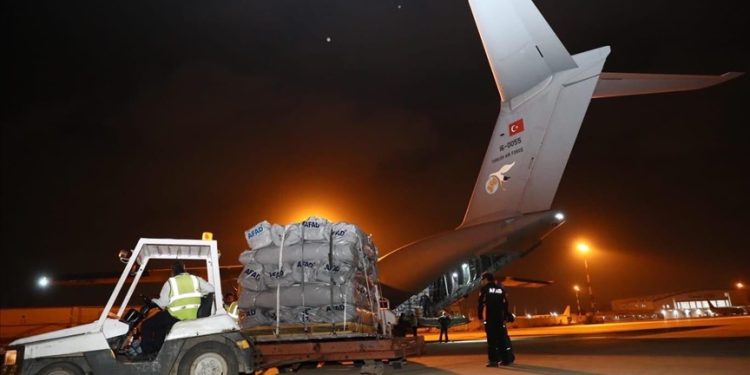 Türkiye’den Pakistan’a yardım taşıyan uçaklar 9’a ulaştı