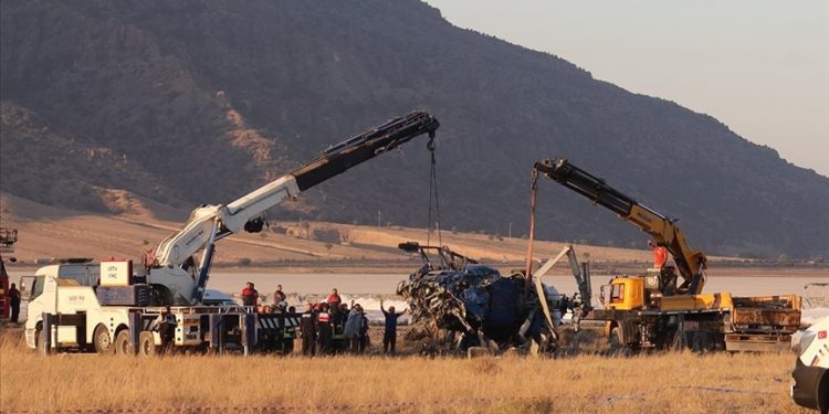 Denizli’de düşen helikopterin enkazı kaldırıldı