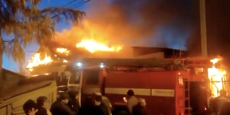 Rusya’da Su-30 savaş uçağı evin üstüne düştü