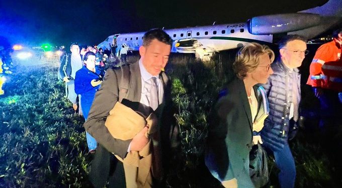 Fransız bakanın olduğu uçak pistten çıktı