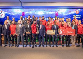 THY ve Ampute Milli Takımı şampiyonluğu kutladı
