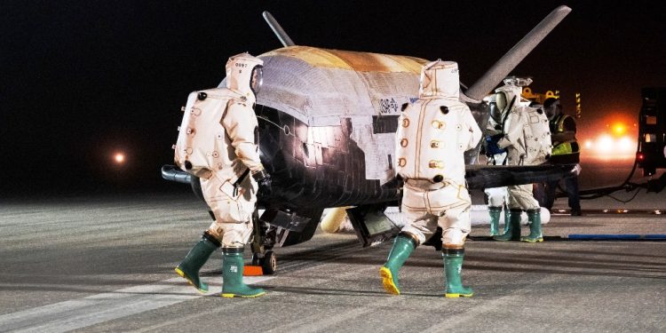 Boeing’in yörünge test aracı X-37B uzayda kalma rekoru kırdı