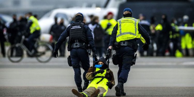 Çevrecilerden Schiphol Havalimanı eylemi