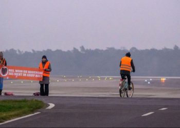 Protestocular kendilerini uçak pistine yapıştırdılar, seferler durdu