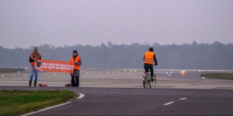 Protestocular kendilerini uçak pistine yapıştırdılar, seferler durdu