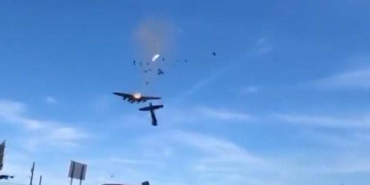 ABD’de iki tarihi uçak havada çarpıştı