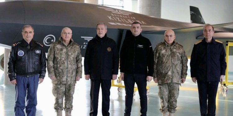 Savunma Bakanı ve komutanlar Baykar’da