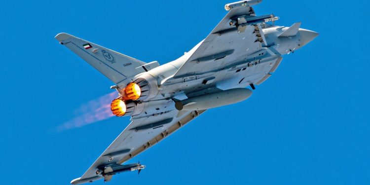 Kuveyt, helikopter ve savaş uçağı alım anlaşmasını soruşturacak