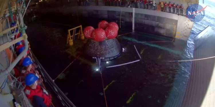 Orion uzay aracı, ayın yörüngesinden Dünya’ya döndü