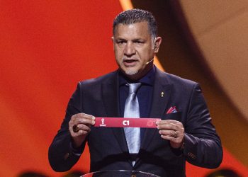 İran uçak indirdi: Ünlü futbolcunun ailesine ‘yurt dışı’ engeli