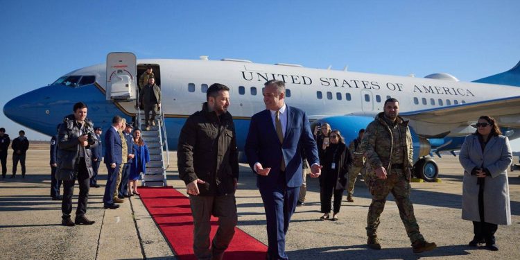Zelenskiy, ABD hükümetine ait uçakla Washington’a uçtu