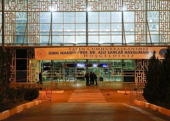 Mardin Havalimanı’nın girişine yeni isminin yazıldığı afiş asıldı