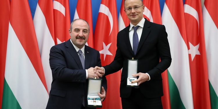 Bakan Varank’tan Macaristan’a Türk yapımı roketatar sistemi teklifi