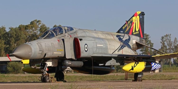 Yunanistan’da F-4 savaş uçağı denize çakıldı