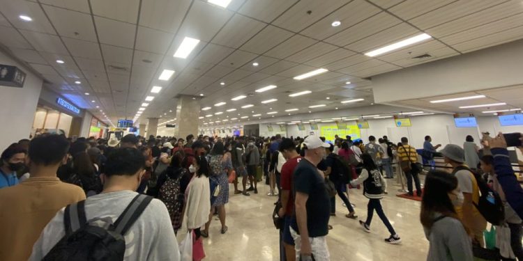 Elektrik kesintisi sebebiyle yüzlerce uçuş iptal oldu