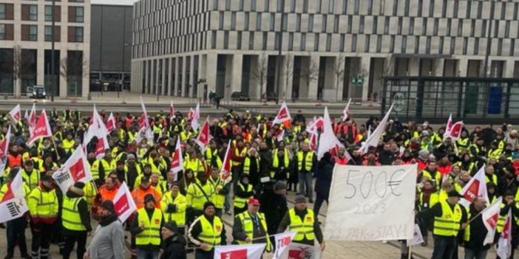 Berlin Havalimanı’ndaki uçuşlara grev engeli!