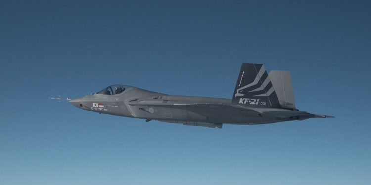 Kore’nin savaş uçağı KF-21 ilk süpersonik uçuşunu yaptı