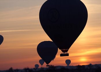 Kapadokya’da yeni yılın ilk günü gökyüzünde karşılandı