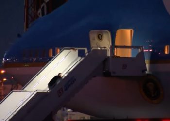 Biden, Air Force One merdivenlerini çıkarken yine düştü