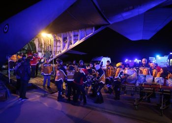 Depremde yaralanan 41 kişi askeri uçaklarla İstanbul’a gönderildi