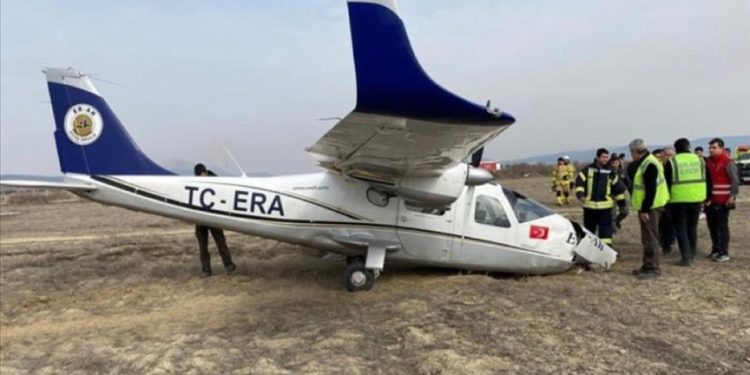 Isparta’da eğitim uçağı zorunlu iniş yaptı