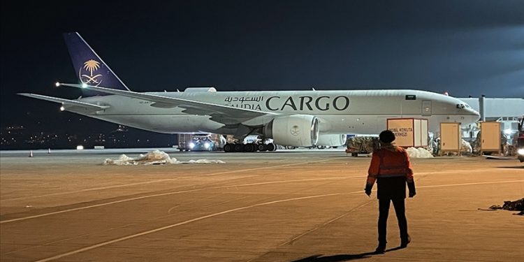 Suudi Arabistan depremzedelere 14’üncü yardım uçağını gönderdi