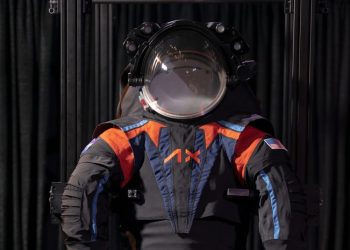 NASA, Ay görevinde kullanacağı uzay giysisini tanıttı