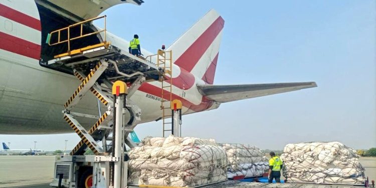 Pakistan, üç uçakla 4 bin çadır getirdi