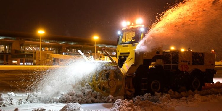 Havalimanlarında karla mücadele sürüyor