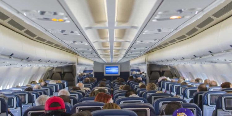 Uçakta yanındaki yolcunun üzerine işediği için tutuklandı!