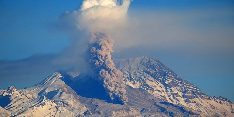 Rusya’da Kamchatka Volkanı patladı, uçuşlar aksıyor!