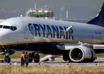 Ryanair uçağının ön dikme lastiği patladı