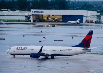 Havalimanı göle döndü, uçuşlar durduruldu