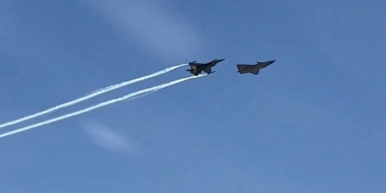 Kızılelma ve Solotürk kol uçuşu yaptı