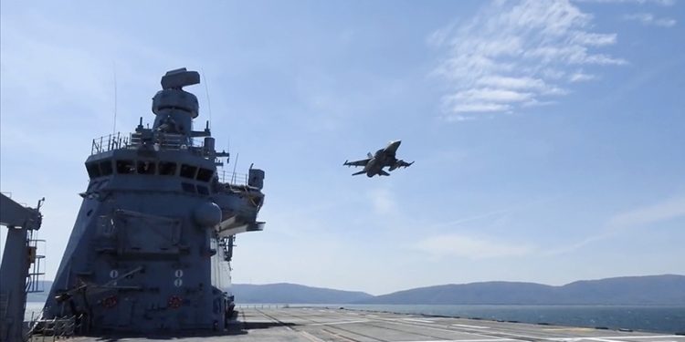 TCG Anadolu, Marmara Denizi’nde F-16’larla eğitimler icra etti