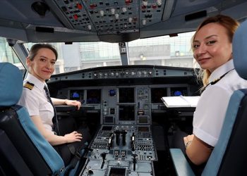 Kadın pilotlar zorluklarına rağmen kokpitte olmayı seviyor
