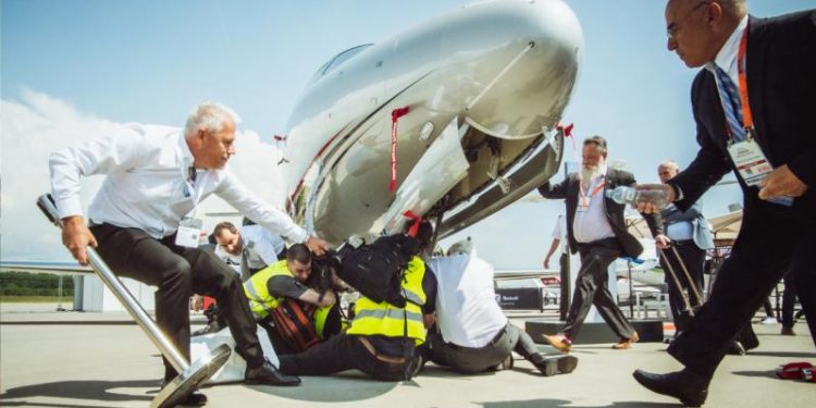 İklim aktivistleri kendilerini özel jetlere zincirledi