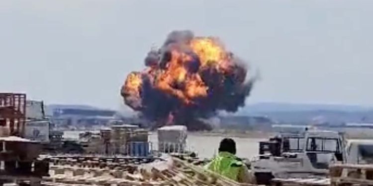 İspanya’da F-18 otoyola düştü