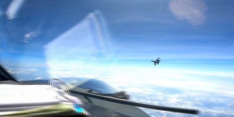 Çin savaş uçağı ABD’nin keşif uçağını türbülansa soktu