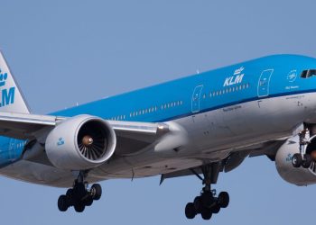 KLM’in B777’si havada motor arızası yaşadı