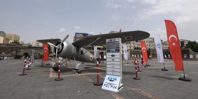 İlk P-24A uçağı Kayseri Cumhuriyet meydanı’nda sergileniyor
