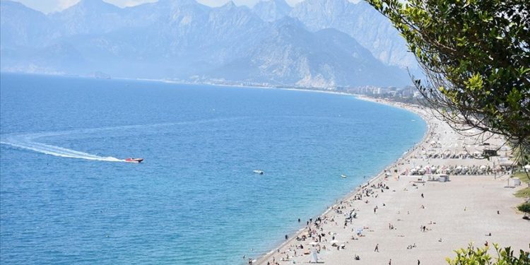 Antalya 4 aylık ziyaretçi sayısıyla rekor sinyali verdi