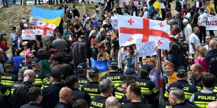 Rusya’dan uçuşların başlaması Gürcistan’da protesto edildi