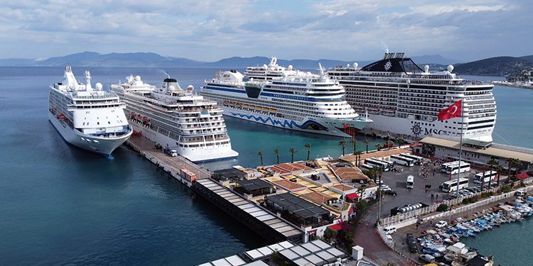 Kuşadası’na 4 kruvaziyer ile 8 bin 200 turist geldi