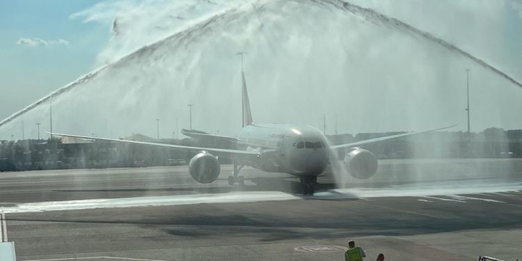 26 yıl sonra Schipol’e direkt uçmanın çoşkusunu yaşadılar