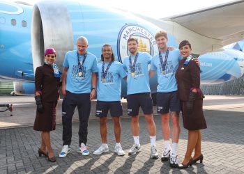 Şampiyon Mancester City evine rüya uçakla döndü