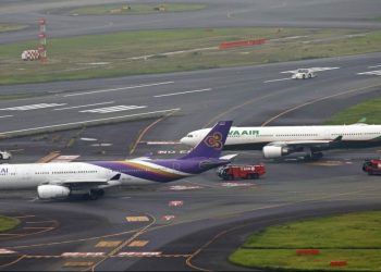 Kalkış öncesi iki yolcu uçağı temas etti, pist kapatıldı