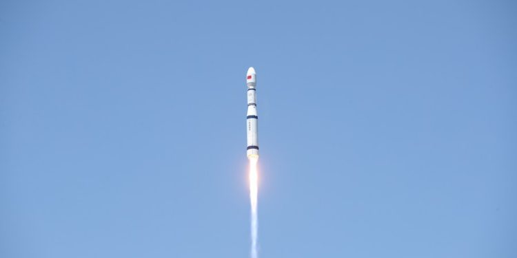 Çin, deney ve gözlem uydusunu fırlattı