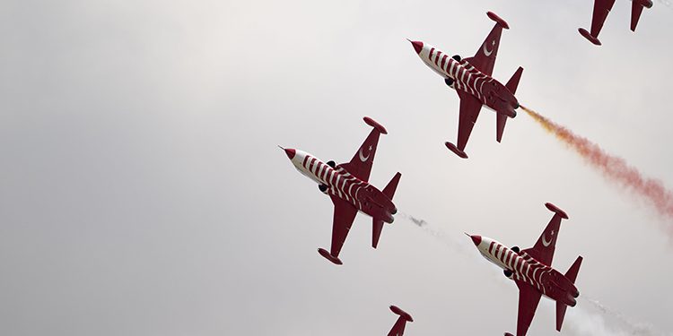 Türk Yıldızları ile SOLOTÜRK, Konya’da gösteri uçuşu yaptı